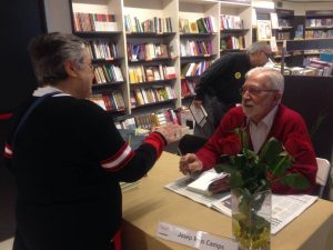 Josep Rius-Camps signant a la Llibreria Claret