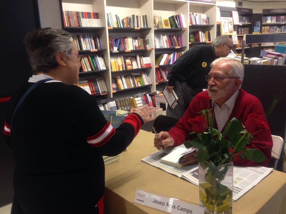 Josep Rius-Camps signant a la Llibreria Claret