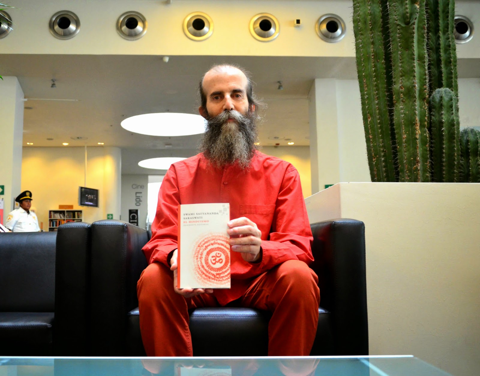 Swami Satyananda Saraswati en la librería Rosario Castellanos del Fondo de Cultura Económica (autor Agencia de Noticias Canal 22), México - 3